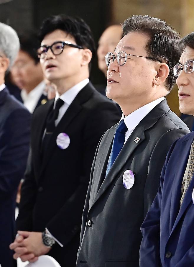 17일 국회에서 열린 제75주년 제헌절 경축식에 더불어민주당 이재명 대표가 참석하고 있다. 왼쪽은 한동훈 법무부 장관. [사진 = 국회사진기자단]