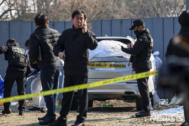 [서울=뉴시스] 정병혁 기자 = 마약 투약 혐의로 경찰 수사를 받던 배우 이선균이 숨진채 발견됐다. 27일 경찰이 서울 종로구 와룡공원 인근 사건 현장을 통제하고 있다. 2023.12.27. jhope@newsis.com