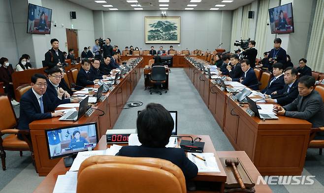 [서울=뉴시스] 고범준 기자 = 남인순 정치개혁특별위원회 위원장이 5일 오전 서울 여의도 국회에서 열린 정치개혁특별위원회 전체회의를 주재하고 있다. 2023.12.05. bjko@newsis.com