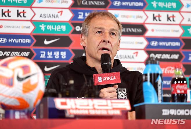 [서울=뉴시스] 김금보 기자 = 대한민국 축구 국가대표팀 위르겐 클린스만 감독이 28일 서울 용산구 CGV 아이파크몰에서 열린 2023 아시아축구연맹(AFC) 카타르 아시안컵 축구 국가대표팀 명단 발표식에서 질문에 답하고 있다. 2023.12.28. kgb@newsis.com