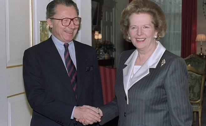 자크 들로르&nbsp;전 EU 집행위원장(왼쪽)과 마거릿 대처 전 영국 총리. 겉으론 웃고 있으나 두 사람은 사사건건 충돌했다. 게티이미지 제공