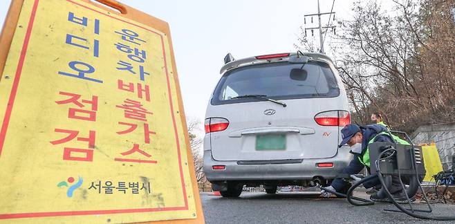 28일 미세먼지 비상저감조치가 발령한 가운데 서울 양천구 서부트럭터미널 주차창 인근에서 서울시 관계자가 단속 차량의 배출 가스를 점검하고 있다.