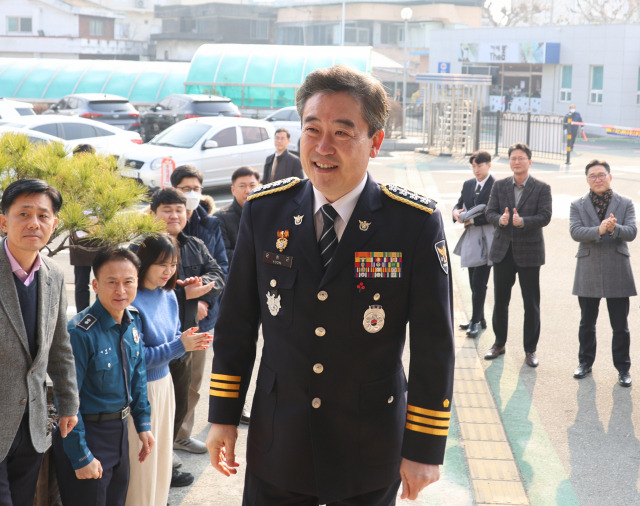 윤희근 경찰청장은 28일 배우 이선균(48)씨의 사망과 관련 "경찰 수사가 잘못돼서 그런 결과가 나왔다는 데 동의하지 않는다"고 밝혔다. 사진은 그가 이날 오후 특별 승진 임용식이 진행된 청주 청원경찰서에 들어서고 있는 모습.연합뉴스