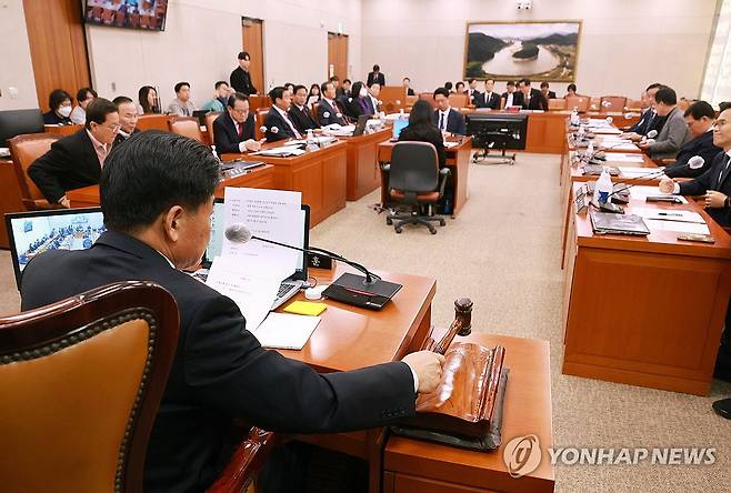 농해수위 전체회의 (서울=연합뉴스) 한종찬 기자 = 소병훈 국회 농림축산식품해양수산위원회 위원장이 20일 국회에서 열린 농림축산식품해양수산위원회 전체회의에서 의사봉을 두드리고 있다. 2023.12.20 saba@yna.co.kr