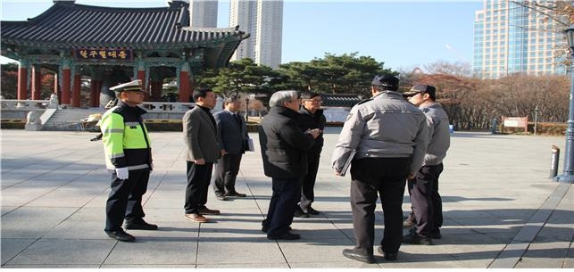 제야의 타종 행사 장소 점검하는 경찰 [대구경찰청 제공, 재판매 및 DB 금지]