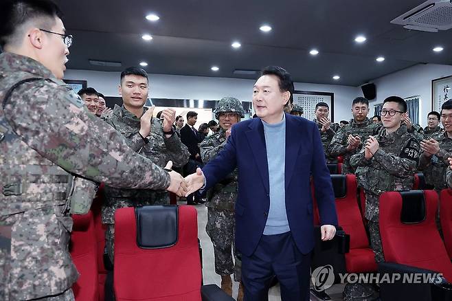 최전방 근무 장병 격려 치하하는 윤석열 대통령 (연천=연합뉴스) 진성철 기자 = 윤석열 대통령이 연말연시를 맞아 28일 경기도 연천군 중부 전선 부대를 방문해 최전방에서 경계 작전 중인 장병들을 격려하며 치하하고 있다.  2023.12.28  [
대통령실통신사진기자단] zjin@yna.co.kr