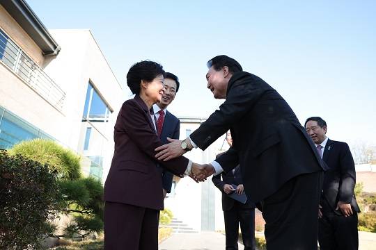 지난달 7일 대구 달성군 박근혜 전 대통령 사저를 방문한 윤석열 대통령. (사진=뉴시스)
