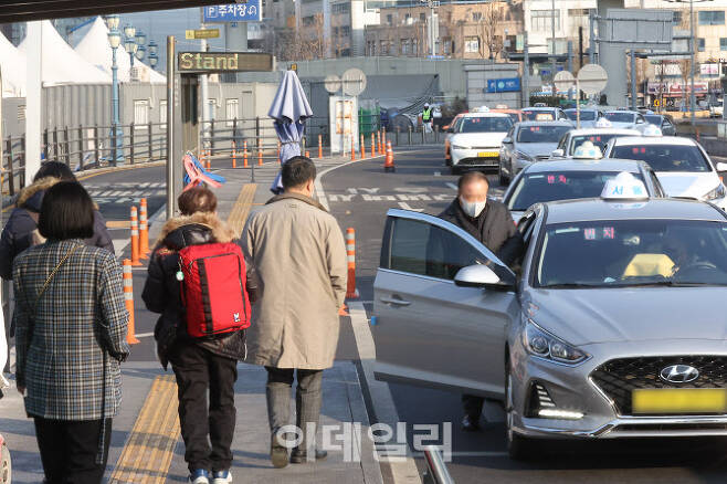 서울역 앞 택시 승강장에서 승객이 택시에 탑승하고 있다. (사진= 이영훈 기자)