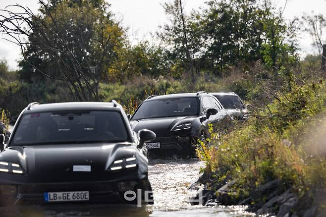 독일 라이프치히에 있는 포르쉐 익스피리언스 센터 내 오프로드 코스를 주행하고 있는 ‘마칸 일렉트릭’.(사진=포르쉐코리아)