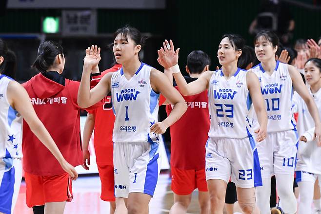 28일 부산 BNK를 꺾은 아산 우리은행 사진=WKBL