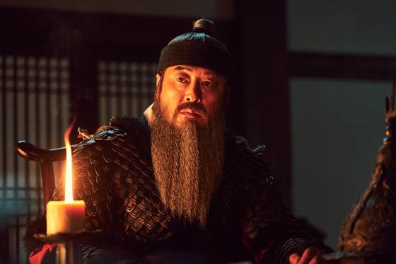 영화 '노량: 죽음의 바다'의 이순신(배우 김윤석). 화면출처=롯데엔터테인먼트