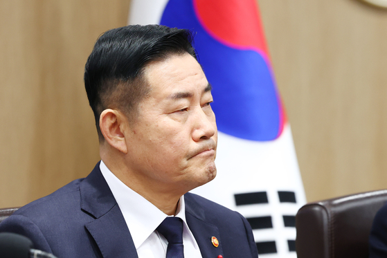 신원식 국방부 장관이 지난 19일 서울 용산 대통령실 청사에서 열린 국무회의에 참석하고 있다. 〈사진=대통령실통신사진기자단〉