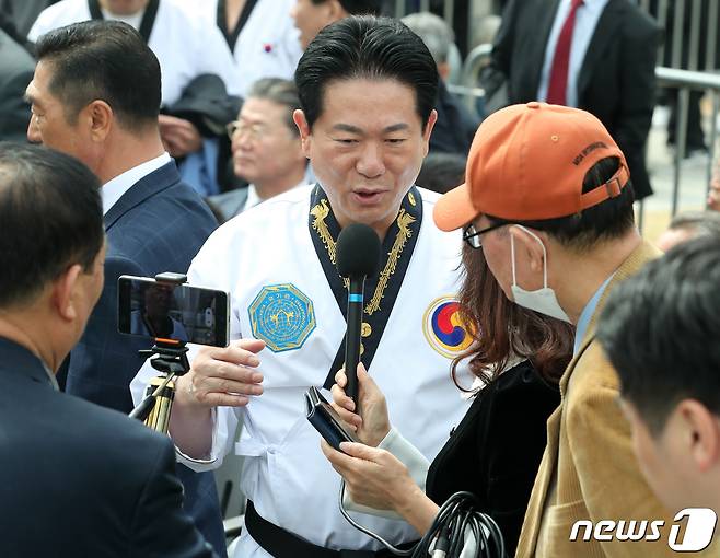 이동섭 국기원장이 25일 오후 서울 종로구 광화문광장에서 열린 '2023 국기 태권도 한마음 대축제'에 참석해 인터뷰를 하고 있다. 2023.3.25/뉴스1 ⓒ News1 김진환 기자