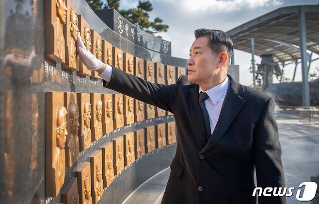 신원식 국방부 장관이 26일 천안함의 대비태세 점검을 위해 해군 제2함대사령부를 방문, 천안함 46용사 부조상을 둘러보고 있다. (국방부 제공) 2023.12.26/뉴스1