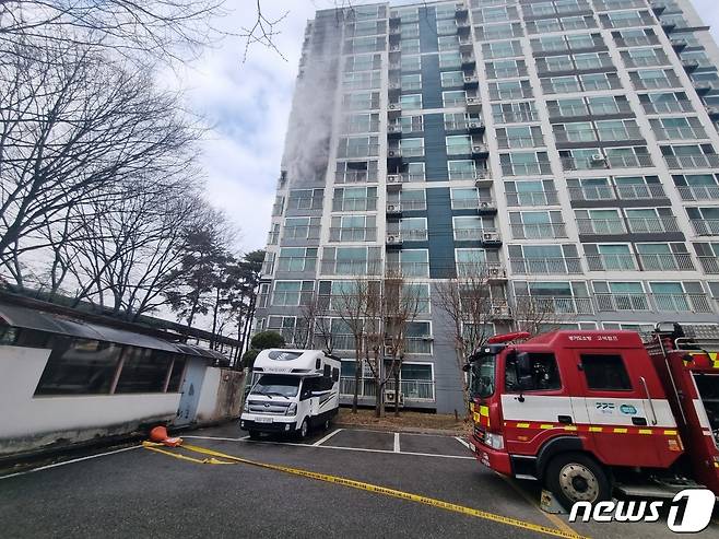 수원 아파트 화재 현장.(경기도소방재난본부 제공)