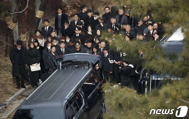 29일 정오 서울 종로구 서울대병원 장례식장에서 열린 배우 고(故) 이선균의 발인식에서 고인의 가족, 친지, 선후배들이 고인의 마지막 가는길을 배웅하고 있다. ⓒ News1 사진공동취재단