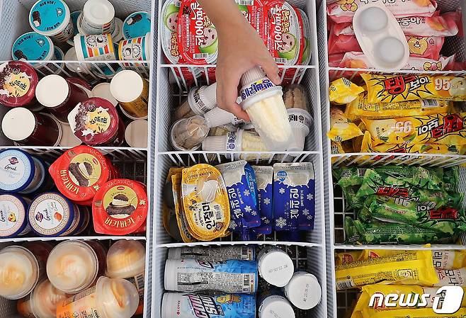 25일 서울시내의 한 편의점을 찾은 시민이 아이스크림을 고르고 있다. (사진은 기사 내용과 무관함)  2023.6.25/뉴스1 ⓒ News1 박세연 기자