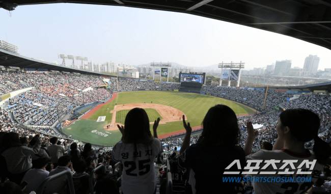 2023 KBO리그 개막전 두산베어스와 롯데자이언츠의 경기가 1일 잠실야구장에서 열렸다. 잠실을 가득 메운 만원관중이 응원전을 펼치고 있다. 잠실=최문영 기자 deer@sportschosun.com /2023.04.01/