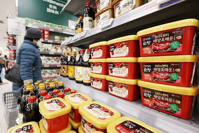 27일 서울의 한 대형마트에서 고추장이 판매되고 있다./뉴스1