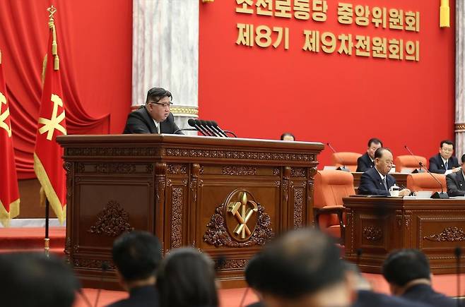 북한 김정은 국무위원장이 '연말 전원회의'에서 발언하는 모습. /뉴스1