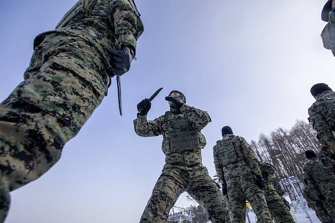 육군 특전사 장병이 특공무술훈련을 통해 근접격투로 적을 일격에 제압하는 실전능력을 배양하고 있다. 육군 제공