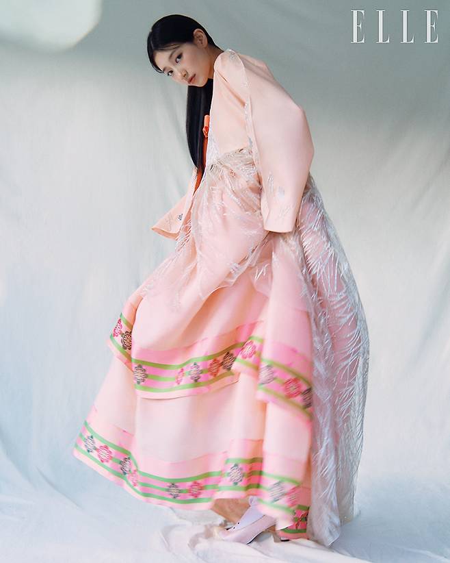 패턴 디자인을 토대로 한복의 아름다움을 전하는 오우르. 이번 수지의 의상은 한국적인 단아함과 선이 만들어내는 우아함에서 착안했다. 단과 말기 부분에 넣은 현대적 패턴은 노리개 모티프에 시그너처 패턴인 ‘구름꽃’을 녹인 것.