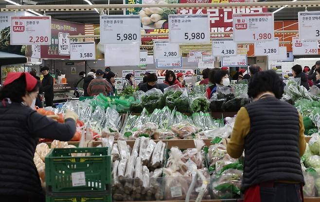 서울 시내 마트에서 소비자들이 채소를 고르고 있다. 연합뉴스