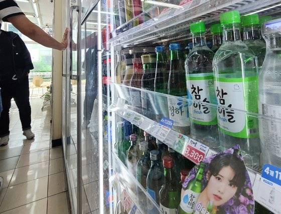 서울의 한 편의점에 하이트진로의 소주 '참이슬' 등이 진열되어 있다. 뉴스1