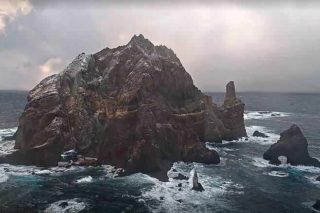 지난 21일 경북 울릉군 울릉읍 독도리 독도의 서도에 눈이 쌓여 있는 모습. 울릉군 실시간 영상에서 갈무리.  연합뉴스