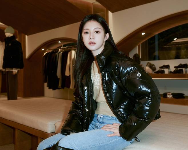 지난 달 서울 한남동에 개점한 마리떼 프랑소와 저버의 플래그십 스토어 ‘빌라 드 마리떼’에 방문한 배우 고윤정이 포즈를 취하고 있다. [사진 제공 = 마리떼 프랑소와 저버]