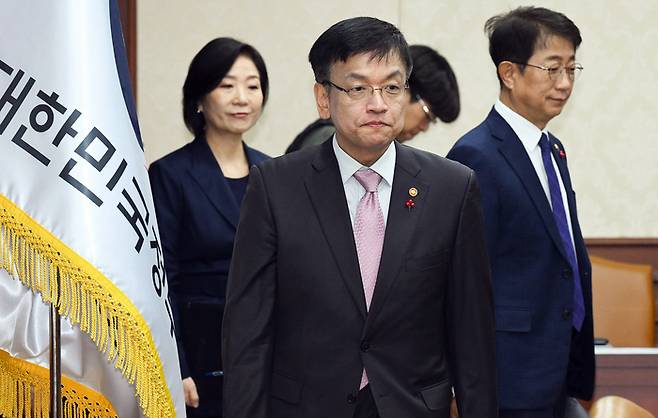 최상목(가운데) 경제부총리 겸 기획재정부 장관이 29일 서울 종로구 정부서울청사에서 열린 비상경제장관회의에 참석하고 있다. [한주형 기자]