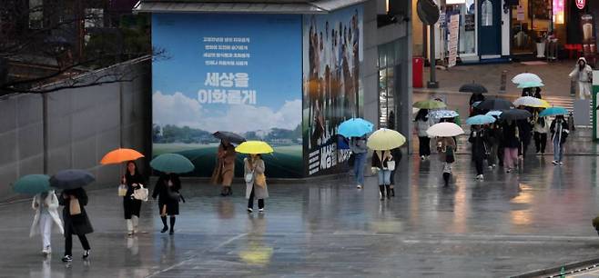 오는 30일부터 전국적으로 비 또는 눈이 내리며 포근한 날씨가 지속될 전망이다. 사진은 지난 15일  서울 서대문구 이화여자대학교에서 우산을 쓴 학생들. /사진= 뉴시스