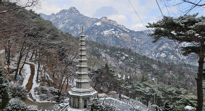 승가사의 명물 ‘민족통일호국보탑’(9층 석탑). 승가사는 수도 서울 가까이에 있는 명사찰이다.