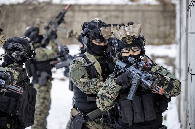 [서울=뉴시스] 육군특수전사령부 비호여단 돌풍대대 장병들이 지난 27일부터 내년 1월 5일까지 강원도 대관령 황병산 훈련장에서 갑진년 새해 첫 설한지 극복훈련을 실시하고 있다. 사진은 특전사 장병들이 적 후방지역으로 침투해 목표건물을 대상으로 특수타격작전을 하는 모습. (사진=육군 제공) 2023.12.29. photo@newsis.com *재판매 및 DB 금지