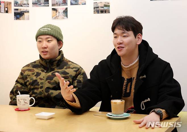 [서울=뉴시스] 김명년 기자 = 유튜브 크리에이터 핫소스가 지난 18일 오후 서울 중구 한 카페에서 뉴시스와 인터뷰를 하고 있다. 2023.12.28. kmn@newsis.com