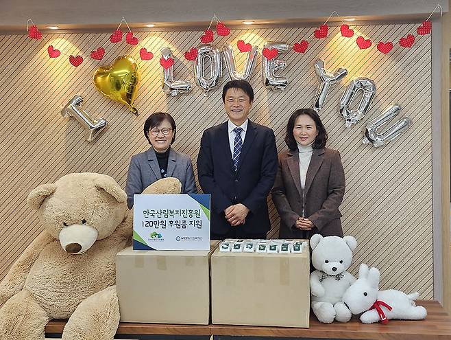 [대전=뉴시스] 29일 대전 서구 월평동 월평종합사회복지관에서 박석희(가운데) 산림복지서비스본부장이 자원 재활용을 통해 만든 ‘재생비누’를 전달한 뒤 강영선(왼쪽) 월평종합사회복지관 관장, 이숙정 ㈜건강생활연구소 소장과 기념촬영을 하고 있다.(사진=한국산림복지진흥원 제공) *재판매 및 DB 금지