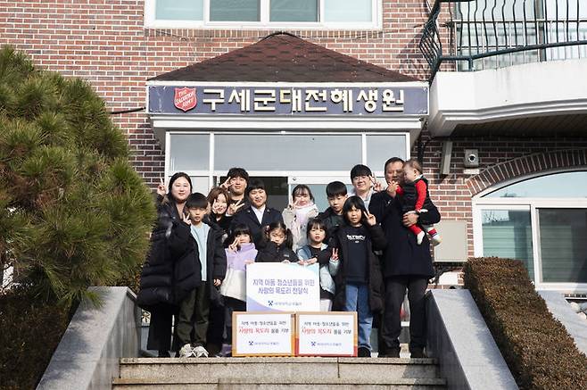 배재대는 학생들이 연말연시를 맞아 직접 뜬 목도리와 간식 등을 서구 복수동에 있는 구세군대전혜생원에 전달했다.(사진=배재대학교 제공) *재판매 및 DB 금지