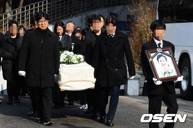 [OSEN=사진팀] 29일 오전 서울 연건동 서울대학교병원 장례식장에서 故이선균의 발인이 엄수됐다.장지는 수원연화장으로 바뀌었으며 유해는 경기 광주 삼성엘리시움에 봉안 예정이다. 2023.12.29/photo@osen.co.kr <사진=사진공동취재단>