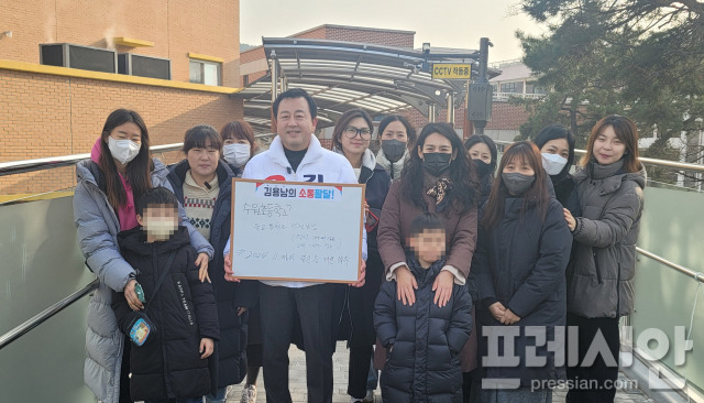 ▲김용남 수원팔달병 국회의원 선거 예비후보가 29일 수원초등학교 학부모들과 간담회를 가졌다. ⓒ김용남 예비후보 측