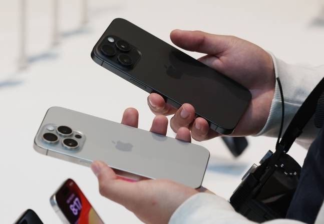 애플 신제품 ‘아이폰 15’을 들고 비교해 보는 소비자.(해당 기사 내용과 직접적인 관련 없음) 뉴스1