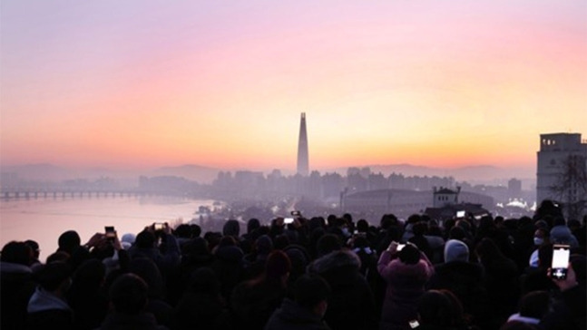 지난 1월 1일 서울 강남구 삼성해맞이공원에서 열린 '계묘년 새해 해맞이 행사'에서 시민들이 기념 촬영하고 있다. 강남구 제공