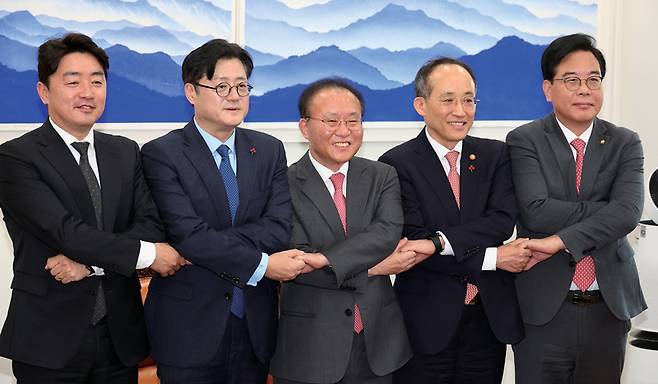 윤재옥 국민의힘 원내대표와 홍익표 더불어민주당 원내대표 등이 2023년 12월20일 국회 운영위원장실에서 2024년도 예산안에 최종 합의한 후 포즈를 취했다. 왼쪽부터 민주당 강훈식 예결위 간사, 홍익표 원내대표, 국민의힘 윤재옥 원내대표, 추경호 경제부총리, 송언석 예결위 간사 ⓒ시사저널 이종현