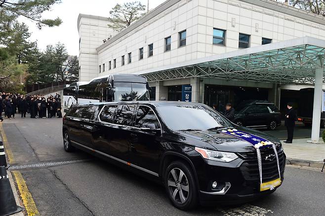 29일 오전 서울 종로구 연건동 서울대학교병원 장례식장에서 고(故) 배우 이선균의 발인이 엄수되고 있다. 2023.12.29 [사진공동취재단]