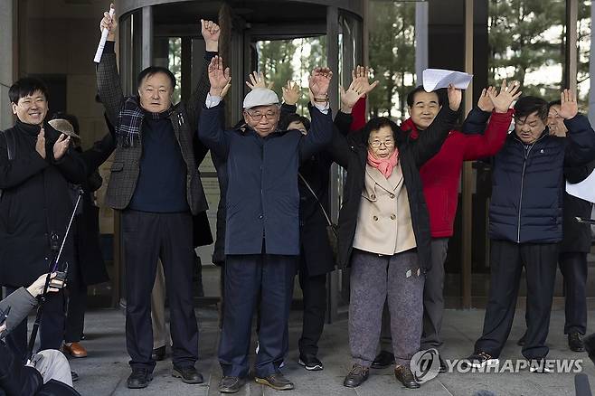 기뻐하는 강제동원 피해자 유가족 (서울=연합뉴스) 윤동진 기자 = 일제강점기 강제동원 피해자 유가족 등이 28일 오전 서울 서초구 대법원에서 열린 미쓰비시중공업 등을 상대로 낸 손해배상 청구 소송의 상고심 선고가 마친 후 기뻐하고 있다.
    이날 대법원 3부는 강제징용 피해자들이 일본 미쓰비시중공업과 히타치조선을 상대로 각각 제기한 손해배상 청구 소송 상고심의 선고기일을 열고 원고 일부 승소한 원심판결을 확정했다. 2023.12.28 mon@yna.co.kr