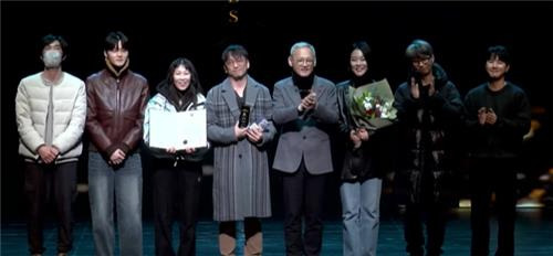 대한민국연극인축제 대상작 연극 '빵야'의 김태형 연출 (왼쪽 네 번째) [한국연극협회 홈페이지 캡처. 재판매 및 DB 금지]