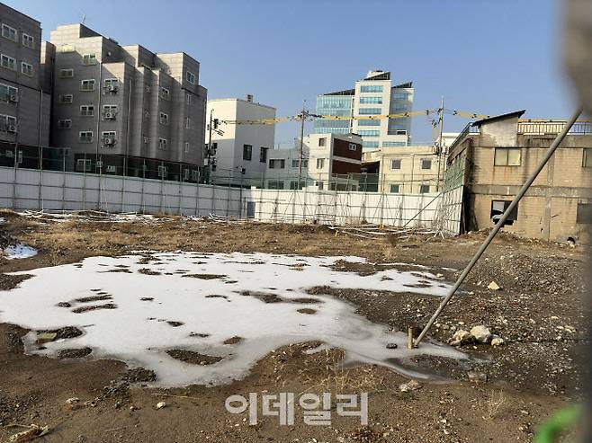 [이데일리 방인권 기자] 부동산 프로젝트파이낸싱으로 유동성 문제를 겪고 있던 태영건설이 워크아웃을 신청한 가운데 부동산 PF발 경제위기의 ‘뇌관’이 될 수 있다는 우려도 나오고 있다. 사진은 지난 28일 멈춰있는 태영건설 공사현장 모습.