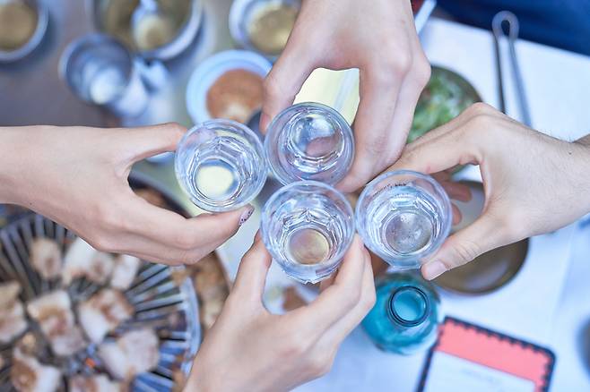 피할 수 없다면 즐기라는 말처럼, 연말 술자리를 최대한 건강하게 보낼 수 있는 방법들이 있다. [사진=게티이미지뱅크]