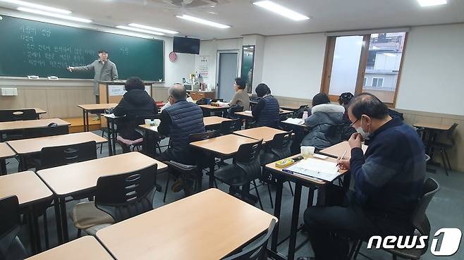 대전예지중·고등학교에서 박도규 할아버지(89)가 같은 반 학생들과 함께 수업을 듣고 있다. 2023.12.27/뉴스1 ⓒ News1 허진실 기자