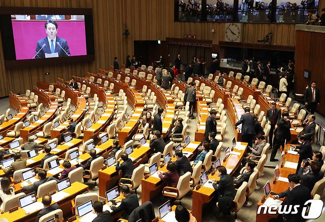 국민의힘 의원들이 28일 서울 여의도 국회에서 열린 제411회국회(임시회) 제3차 본회의에서 쌍특검법(김건희 여사 주가 조작 의혹 특검·대장동 50억) 토론에서 퇴장을 하고 있다. 2023.12.28/뉴스1 ⓒ News1 ,송원영 기자