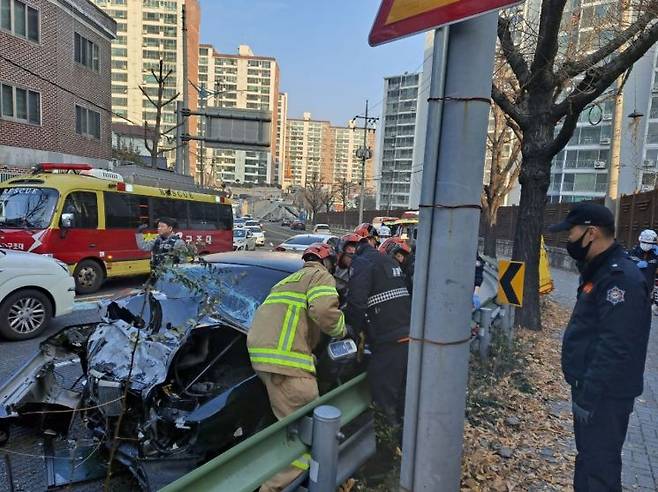 경남 창원시 마산합포구 밤밭고개로 사고 현장에서 소방대원이 승용차 운전자를 구조하고 있다. [사진제공=창원소방본부]